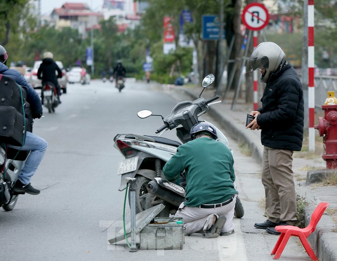 Cuộc sống đảo lộn của người lao động Thủ đô trong ngày lạnh nhất từ đầu mùa - ảnh 10
