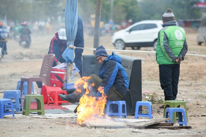 Cuộc sống đảo lộn của người lao động Thủ đô trong ngày lạnh nhất từ đầu mùa - ảnh 4