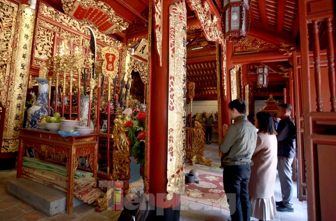 Nhiều người Hà Nội tranh thủ nghỉ trưa đi lễ 'Tứ trấn' ngày mùng 1 cuối cùng của năm - ảnh 15