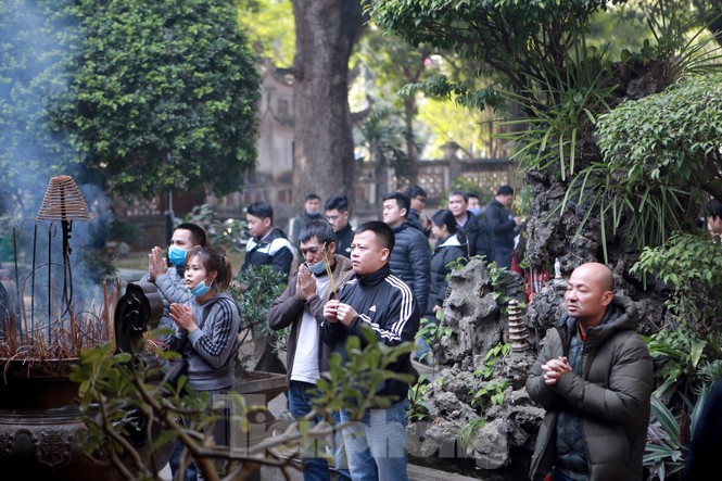 Nhiều người Hà Nội tranh thủ nghỉ trưa đi lễ 'Tứ trấn' ngày mùng 1 cuối cùng của năm - ảnh 7