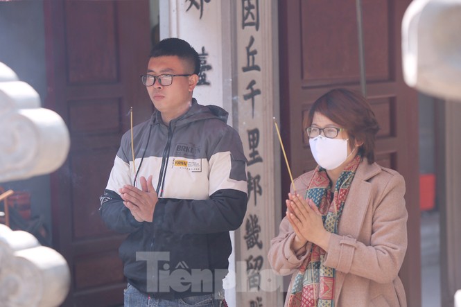 Nhiều người Hà Nội tranh thủ nghỉ trưa đi lễ 'Tứ trấn' ngày mùng 1 cuối cùng của năm - ảnh 16