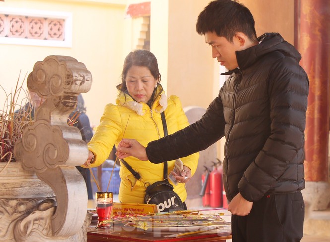 Nhiều người Hà Nội tranh thủ nghỉ trưa đi lễ 'Tứ trấn' ngày mùng 1 cuối cùng của năm - ảnh 5