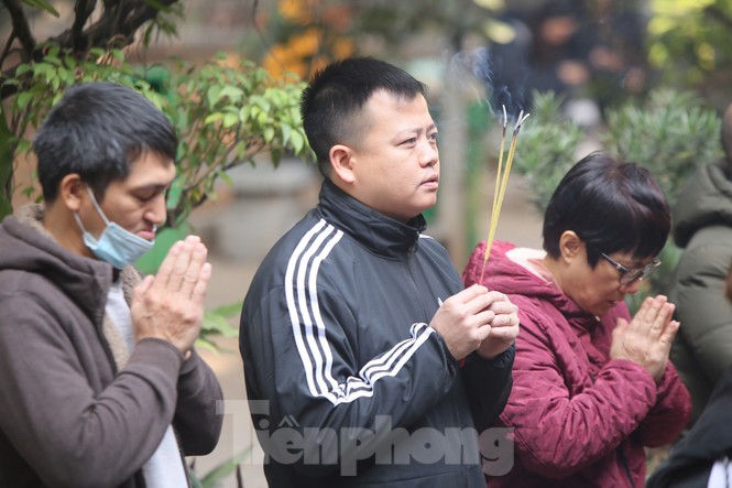 Nhiều người Hà Nội tranh thủ nghỉ trưa đi lễ 'Tứ trấn' ngày mùng 1 cuối cùng của năm - ảnh 9