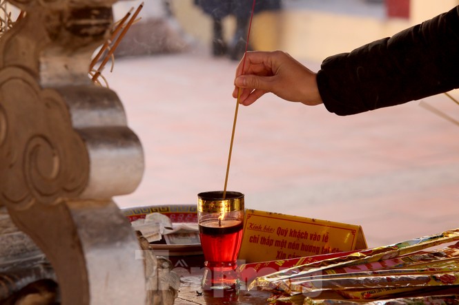 Nhiều người Hà Nội tranh thủ nghỉ trưa đi lễ 'Tứ trấn' ngày mùng 1 cuối cùng của năm - ảnh 12