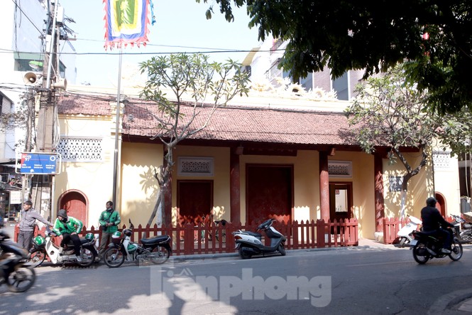 Nhiều người Hà Nội tranh thủ nghỉ trưa đi lễ 'Tứ trấn' ngày mùng 1 cuối cùng của năm - ảnh 10