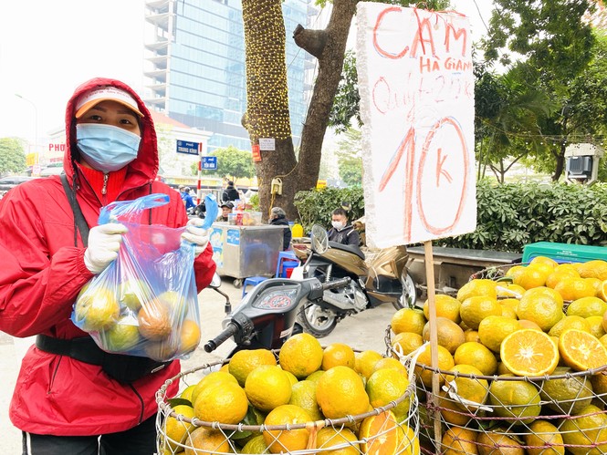 Hoa quả giá rẻ không rõ nguồn gốc bày bán ngập phố Hà Nội - ảnh 11