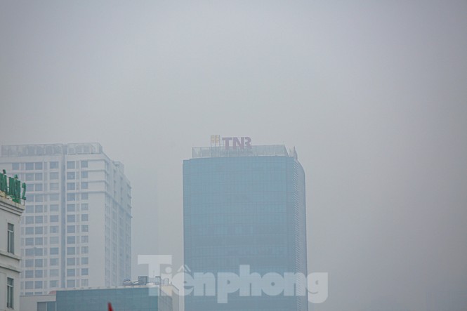 Hà Nội mờ ảo trong màn sương dầy đặc từ sáng đến chiều - ảnh 9