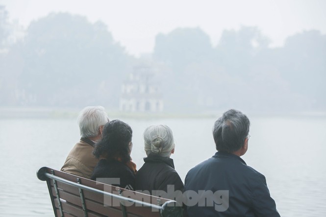 Hà Nội mờ ảo trong màn sương dầy đặc từ sáng đến chiều - ảnh 4