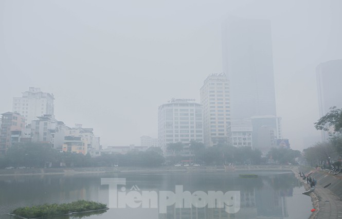 Hà Nội mờ ảo trong màn sương dầy đặc từ sáng đến chiều - ảnh 5