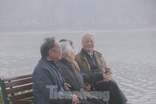 Hà Nội mờ ảo trong màn sương dầy đặc từ sáng đến chiều - ảnh 8