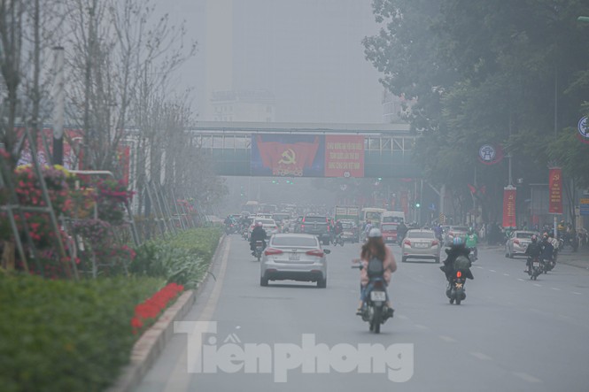 Hà Nội mờ ảo trong màn sương dầy đặc từ sáng đến chiều - ảnh 10