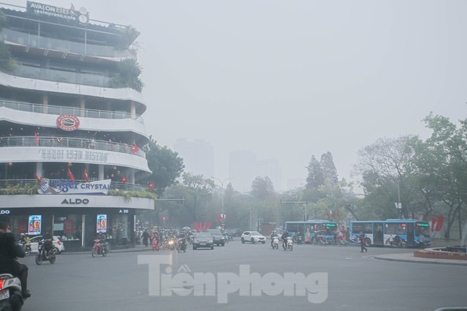 Hà Nội mờ ảo trong màn sương dầy đặc từ sáng đến chiều - ảnh 12