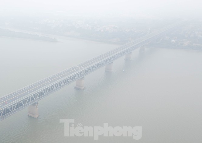 Hà Nội mờ ảo trong màn sương dầy đặc từ sáng đến chiều - ảnh 2