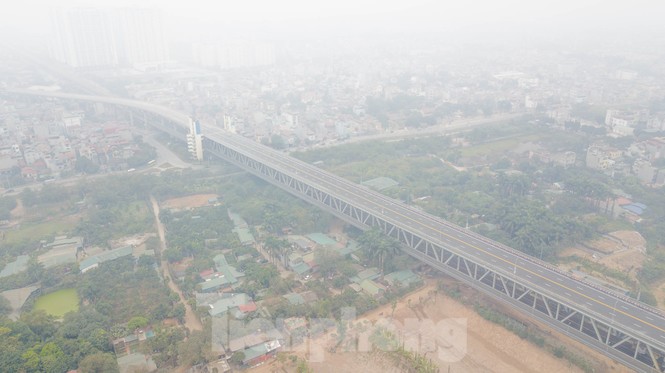 Hà Nội mờ ảo trong màn sương dầy đặc từ sáng đến chiều - ảnh 1
