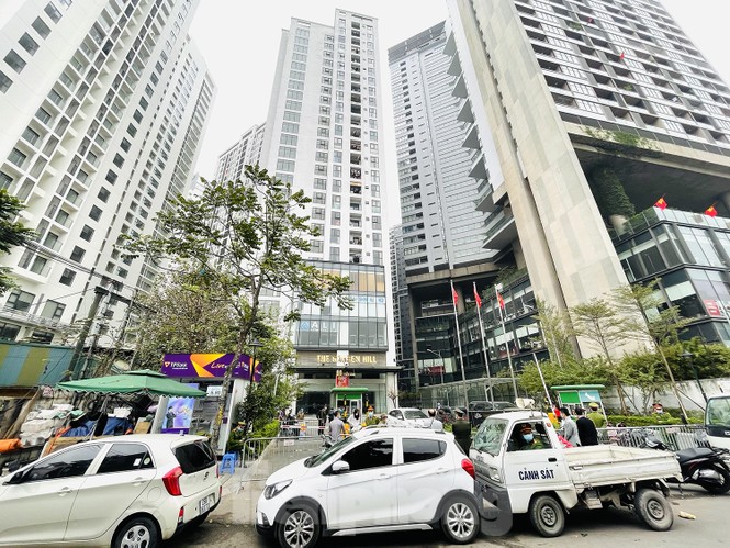 Hà Nội phong tỏa chung cư 1.200 hộ dân, tiến hành xét nghiệm ngay tại sảnh tòa nhà - ảnh 1