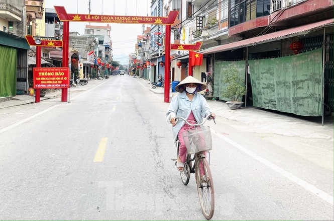 Chùa Hương vắng vẻ đìu hiu trong mùa dịch COVID-19 - ảnh 1