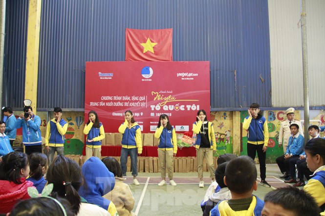 Đại biểu thanh niên hòa nhịp cùng trẻ em khuyết tật - ảnh 2