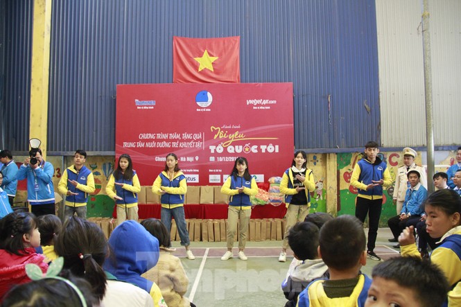Đại biểu thanh niên hòa nhịp cùng trẻ em khuyết tật - ảnh 1