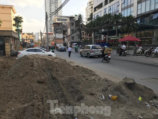 Hà Nội: Thi công vô trách nhiệm, dùng máy thổi bụi bay lên trời - ảnh 3