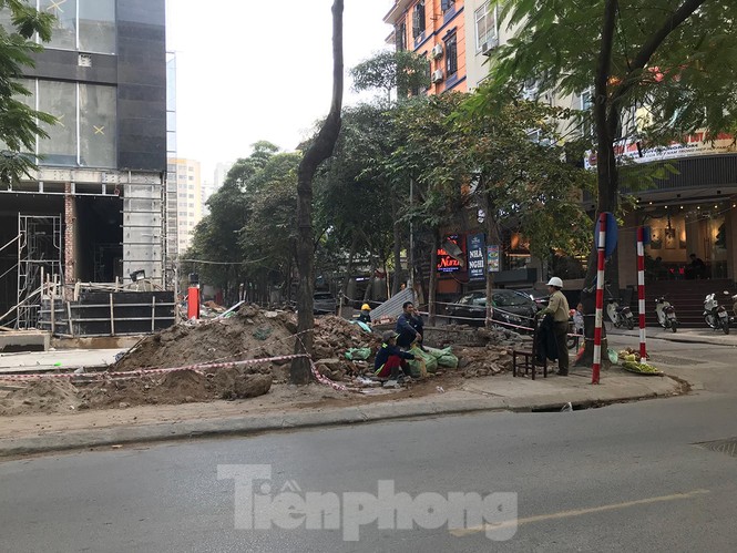 Hà Nội: Thi công vô trách nhiệm, dùng máy thổi bụi bay lên trời - ảnh 4