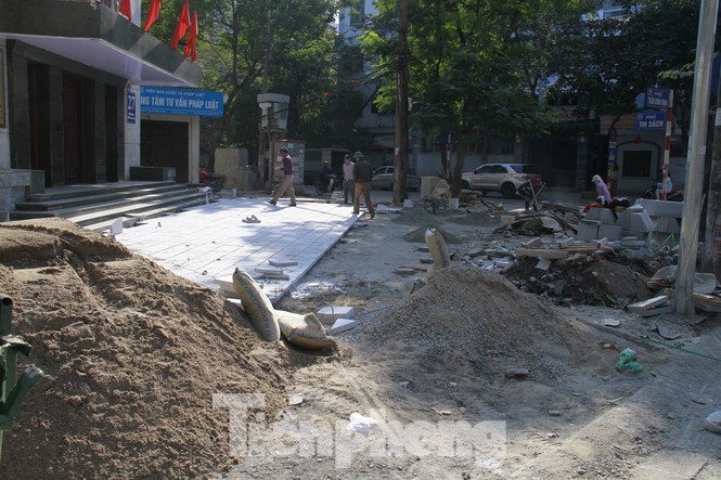 Hà Nội: Thi công vô trách nhiệm, dùng máy thổi bụi bay lên trời - ảnh 1