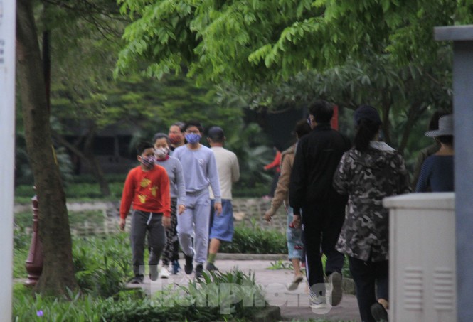 Nườm nượp đi bộ, tập thể dục ở Đền Lừ dù có 'lệnh' hạn chế ra đường - ảnh 3