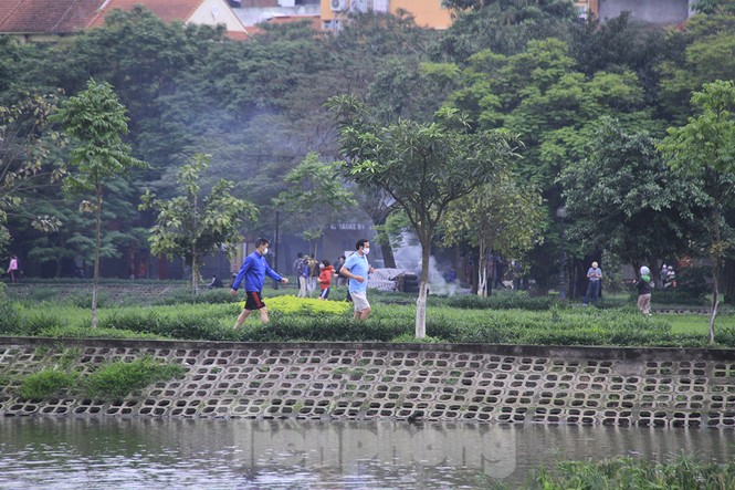 Nườm nượp đi bộ, tập thể dục ở Đền Lừ dù có 'lệnh' hạn chế ra đường - ảnh 4
