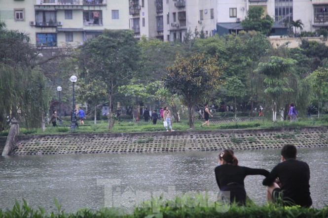 Nườm nượp đi bộ, tập thể dục ở Đền Lừ dù có 'lệnh' hạn chế ra đường - ảnh 7