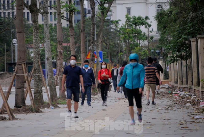 Nườm nượp đi bộ, tập thể dục ở Đền Lừ dù có 'lệnh' hạn chế ra đường - ảnh 9