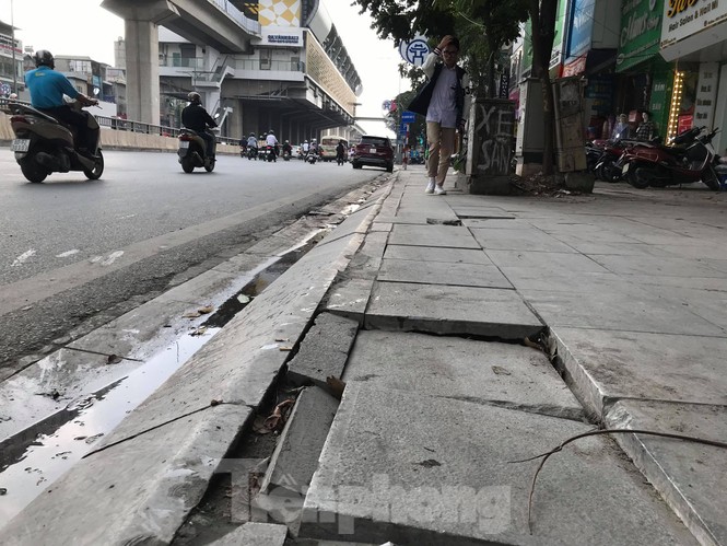 Hà Nội: Vỉa hè lát đá 'trăm tỷ' đường Nguyễn Trãi hư hỏng, vỡ vụn - ảnh 2