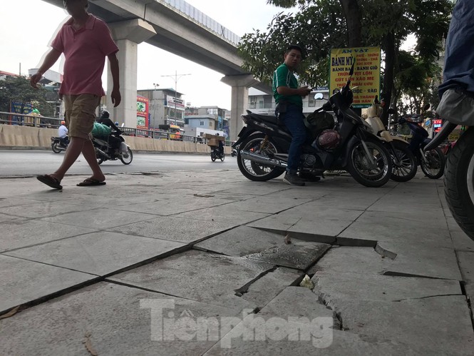 Hà Nội: Vỉa hè lát đá 'trăm tỷ' đường Nguyễn Trãi hư hỏng, vỡ vụn - ảnh 3