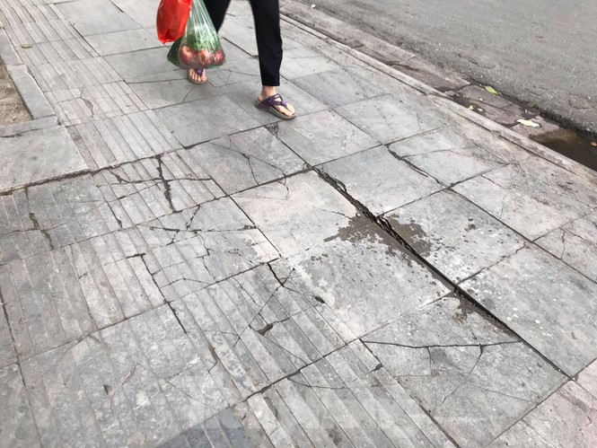 Hà Nội: Vỉa hè lát đá 'trăm tỷ' đường Nguyễn Trãi hư hỏng, vỡ vụn - ảnh 5