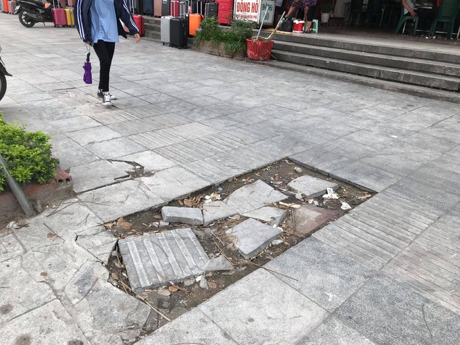 Hà Nội: Vỉa hè lát đá 'trăm tỷ' đường Nguyễn Trãi hư hỏng, vỡ vụn - ảnh 7