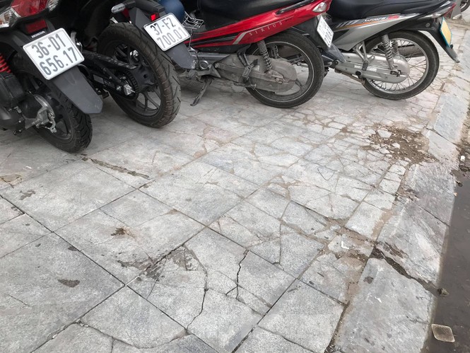 Hà Nội: Vỉa hè lát đá 'trăm tỷ' đường Nguyễn Trãi hư hỏng, vỡ vụn - ảnh 8