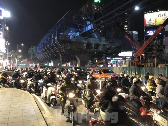 Thi công chặn đường Tam Trinh gây ùn tắc kéo dài - ảnh 1