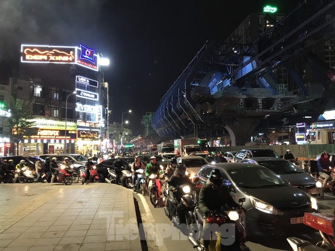 Thi công chặn đường Tam Trinh gây ùn tắc kéo dài - ảnh 6