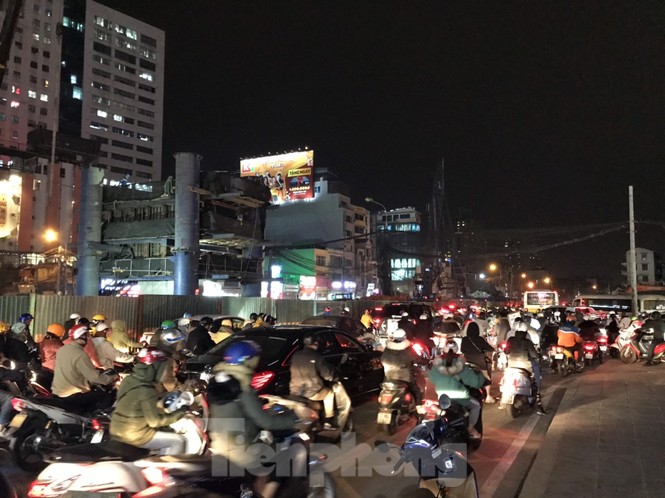 Thi công chặn đường Tam Trinh gây ùn tắc kéo dài - ảnh 7