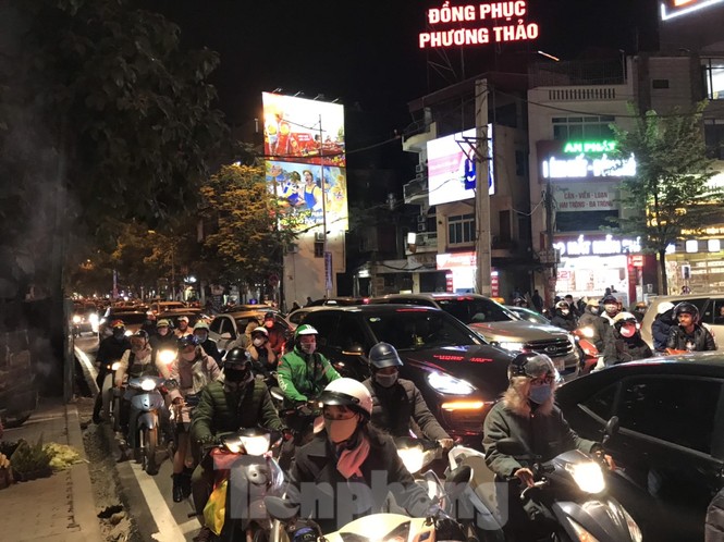 Thi công chặn đường Tam Trinh gây ùn tắc kéo dài - ảnh 5