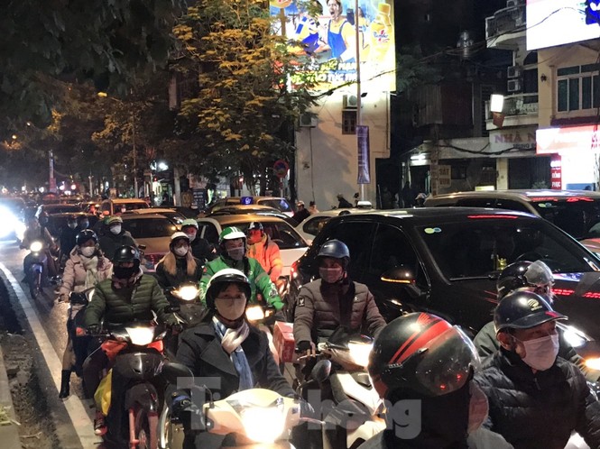 Thi công chặn đường Tam Trinh gây ùn tắc kéo dài - ảnh 4