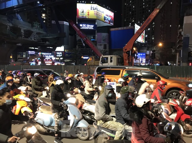Thi công chặn đường Tam Trinh gây ùn tắc kéo dài - ảnh 2