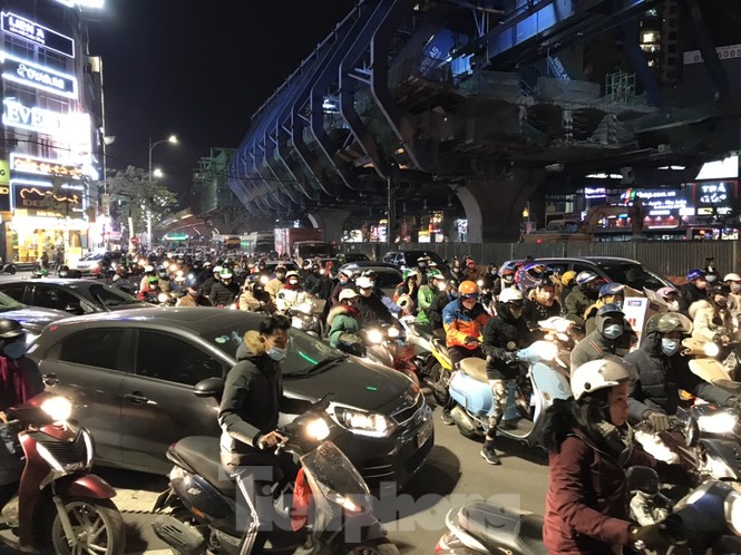 Thi công chặn đường Tam Trinh gây ùn tắc kéo dài - ảnh 3