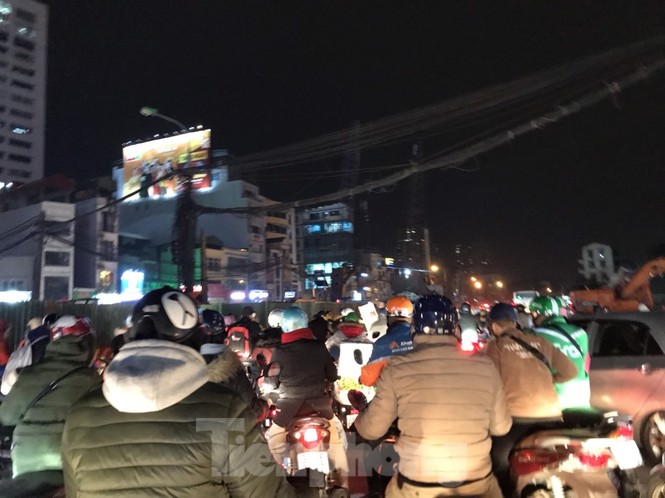 Thi công chặn đường Tam Trinh gây ùn tắc kéo dài - ảnh 8