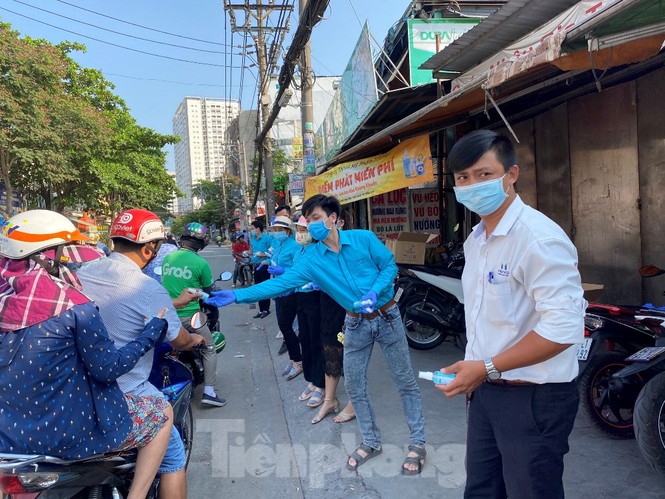 TiTiOne tặng hàng ngàn chai nước rửa tay miễn phí đến người dân - ảnh 9