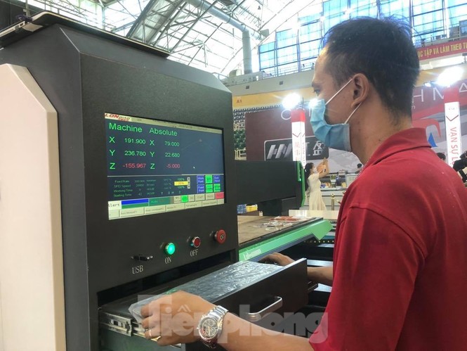 Sau 'ngủ đông' do COVID-19, doanh nghiệp ngành quảng cáo chạy đua tìm khách hàng - ảnh 1