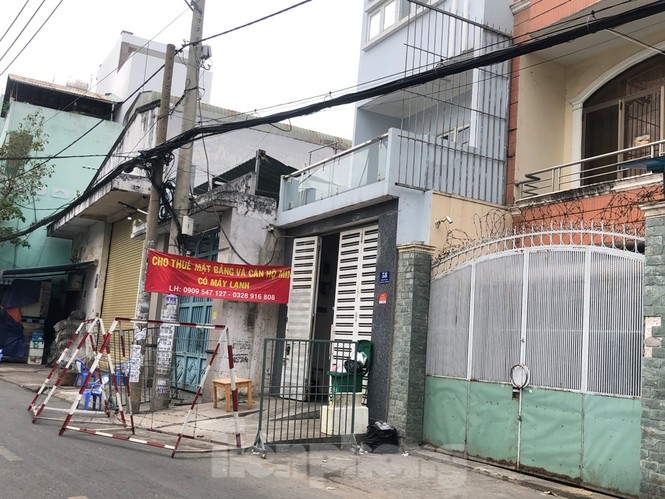 TPHCM: Phong tỏa, cách ly ngôi nhà người phụ nữ nhập cảnh 'chui' ở Q.Tân Phú - ảnh 1