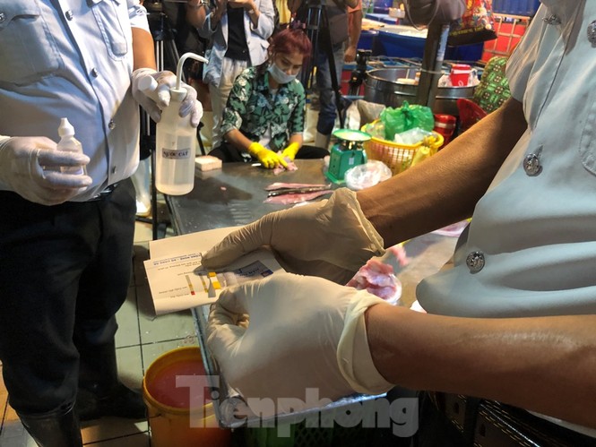 Xuyên đêm lấy mẫu kiểm tra thực phẩm - ảnh 6