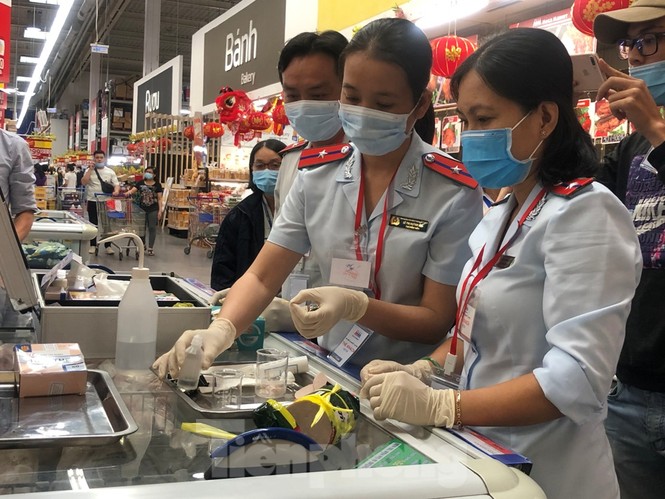 TPHCM: Ngành chức năng xét nghiệm tìm ‘thực phẩm bẩn’ tại chợ, siêu thị - ảnh 1