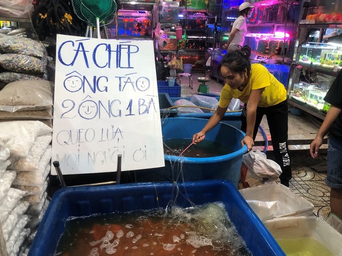 Tối muộn, người TPHCM tranh thủ mua cá chép cúng ông Táo - ảnh 1
