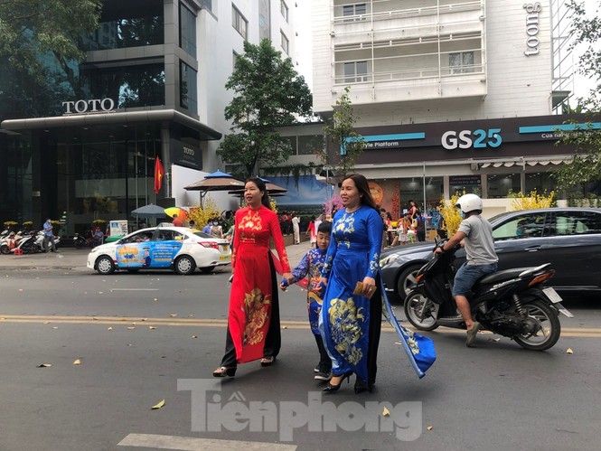 TPHCM: Người dân đông đúc ngồi cà phê, đi hội hoa 'bỏ qua' khẩu trang phòng bệnh - ảnh 14