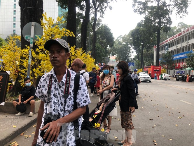 TPHCM: Người dân đông đúc ngồi cà phê, đi hội hoa 'bỏ qua' khẩu trang phòng bệnh - ảnh 6